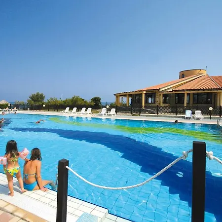 Ośrodek wypoczynkowy Villaggio Torre Ruffa Robinson 3*