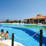Ośrodek wypoczynkowy Villaggio Torre Ruffa Robinson 3*